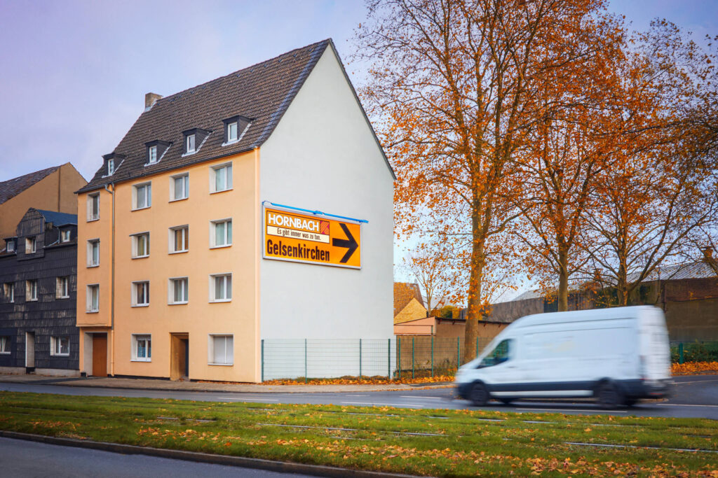 Werbetafel, Wandgroßfläche in Gelsenkirchen mit oberer Beleuchtung an einer Häuserwand