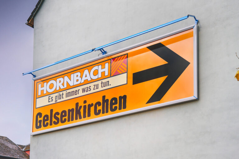 Werbetafel, Wandgroßfläche in Gelsenkirchen mit oberer Beleuchtung an einer Häuserwand
